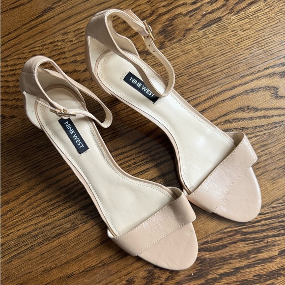 New Nine West Nude Open Toe Shoes Ankle Strap Kitten Heel Sandals Resort 9.5M - Picture 3 of 6